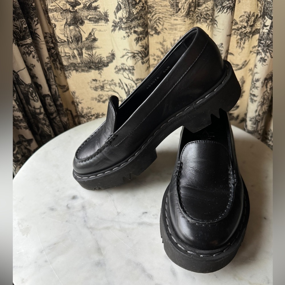 EUC🖤 YOU WANT THESE! Only worn twice. Size 6.5
